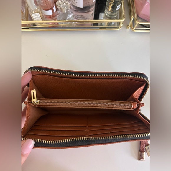 GUESS Wallet - Picture 2 of 3